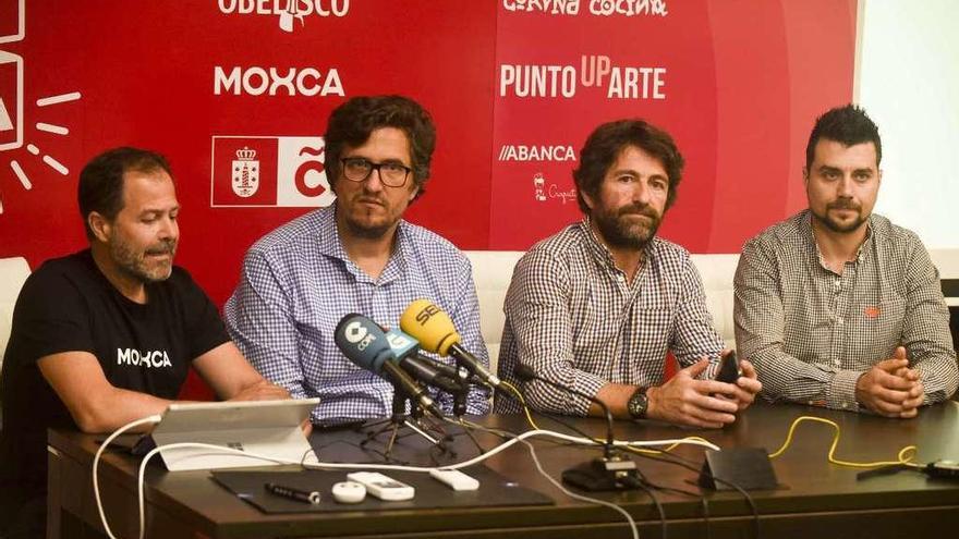 Alberto Lema y Antonio Amor, en el centro, ayer, durante la presentación de la Noche Blanca.