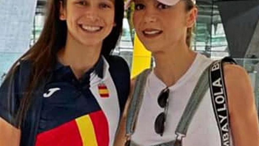 May Iglesias, junto a su hija, en una foto realizada hace unos días cuando viajó desde Madrid hacia Tokio.