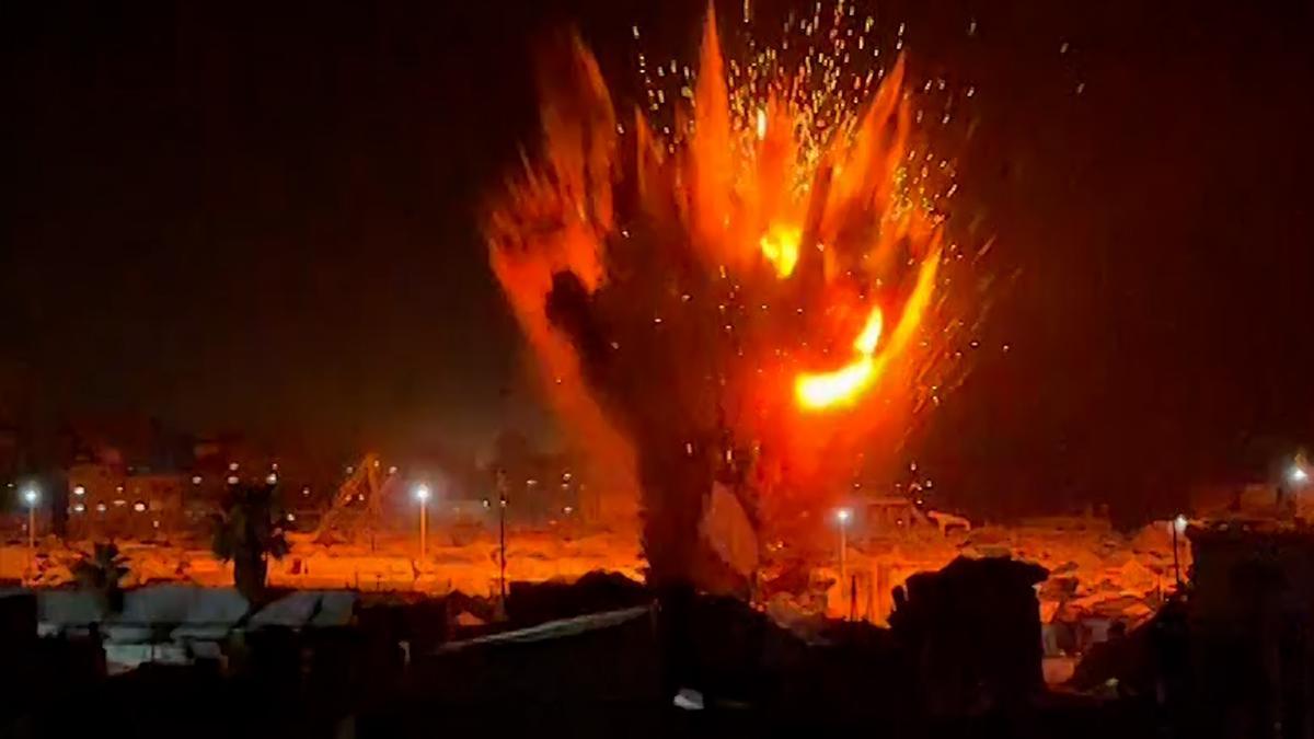 Bombardeo israelí sobre un campo de refugiados en Gaza.