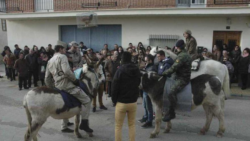 Los voluntarios cantan las coplas al gallo.