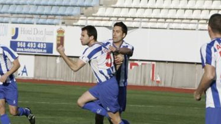 El lorquinista Olivares es felicitado por sus compañeros tras anotar el único gol del Lorca en el partido de ayer ante el San Roque