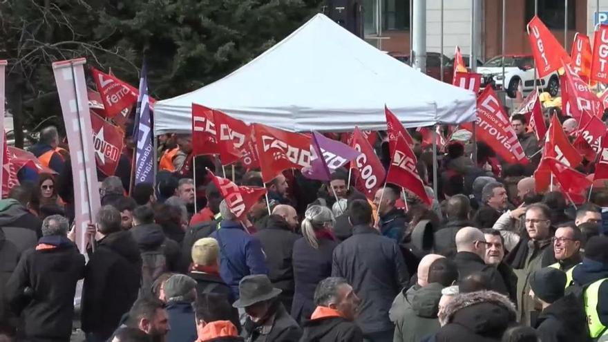 Masiva protesta de trabajadores de Renfe y Adif en Madrid ante Transportes
