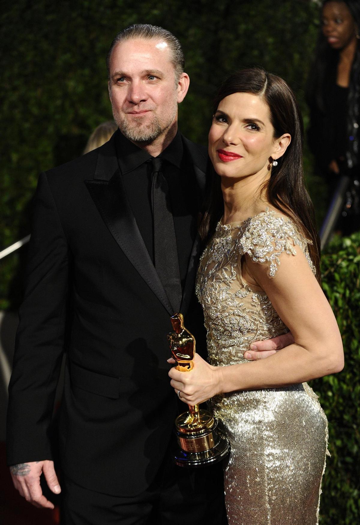 Jesse James y Sandra Bullock, en una fiesta posterior a la ceremonia de los Oscars de 2010, en la que la actriz recibió su estatuilla.