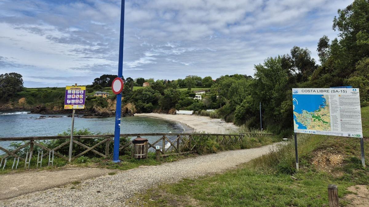 Acceso a la playa de Naval, en Oleiros.