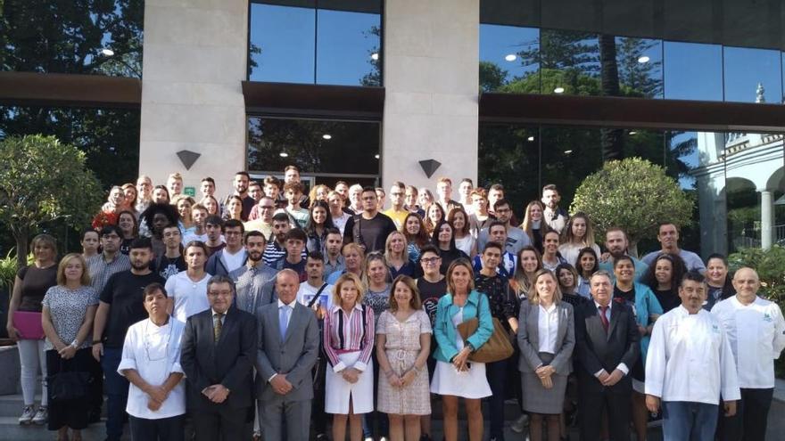 La delegada de Empleo, Carmen Sánchez, con los alumnos y profesores de la escuela de hostelería La Cónsula, de Málaga.