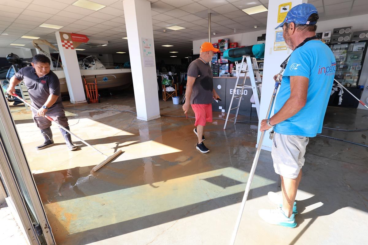 Todas las imágenes de los trabajos de limpieza en los locales de Ibiza inundados por el temporal