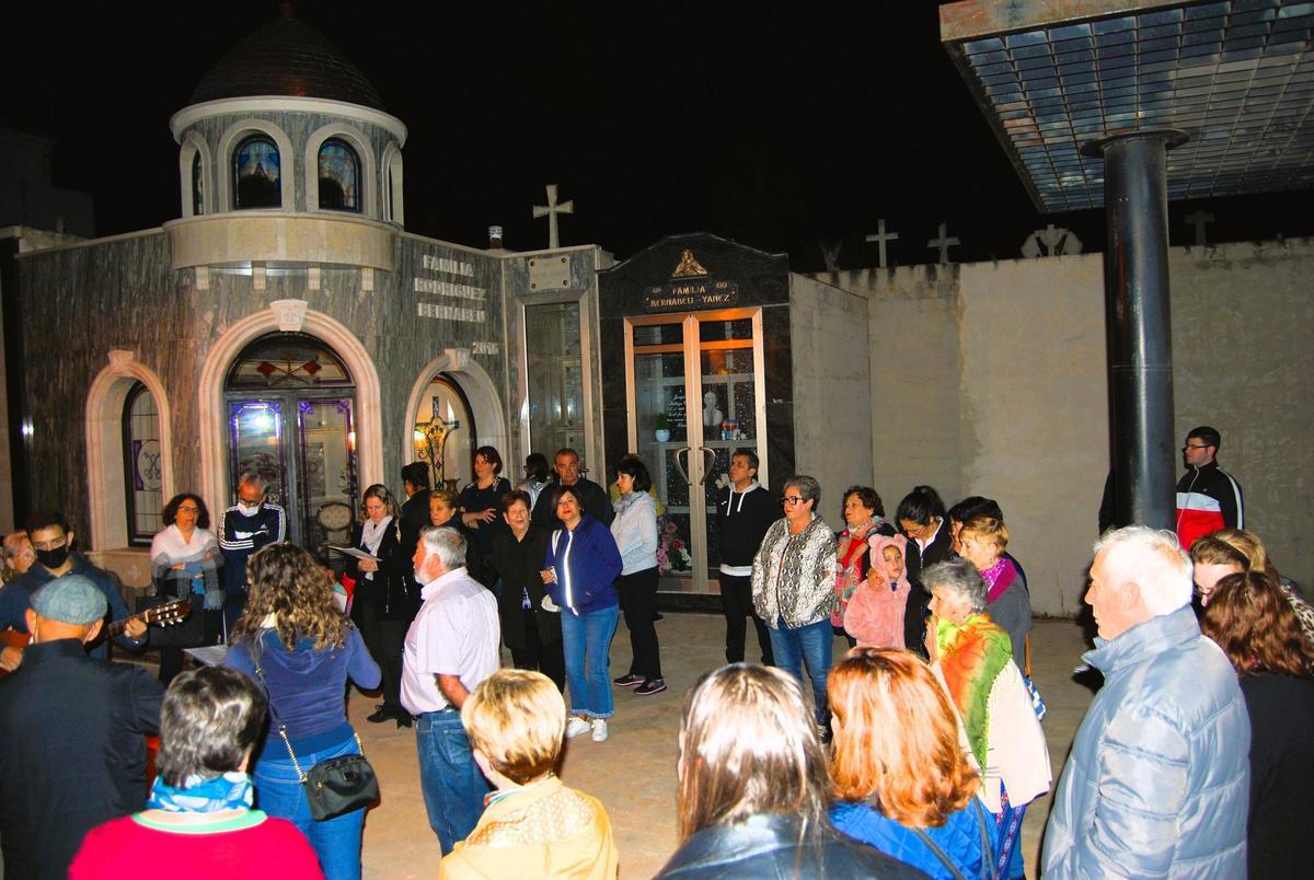 Cantos ancestrales en el cementerio de Granja de Rocamora