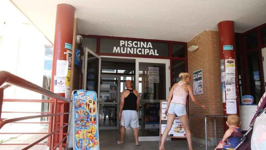Usuarios de la piscina municipal recogen firmas contra el cierre el día 21