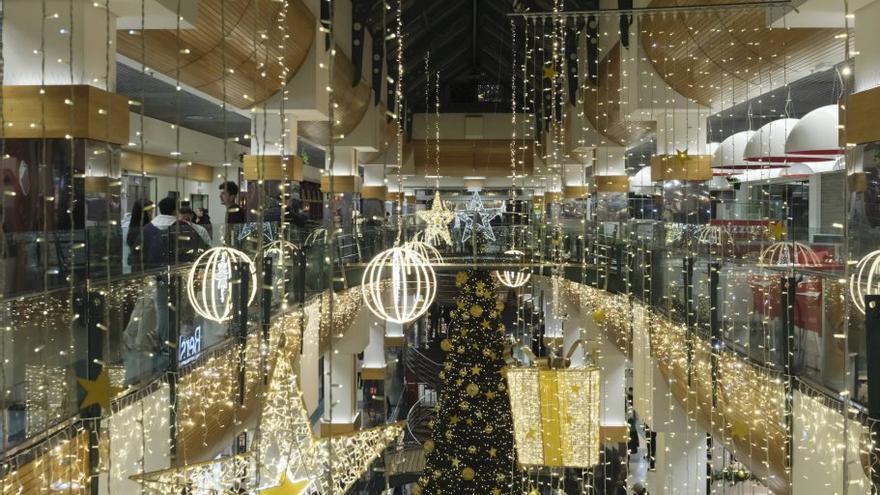 La decoración navideña ya luce en el Ponte Vella. |  Roi Cruz