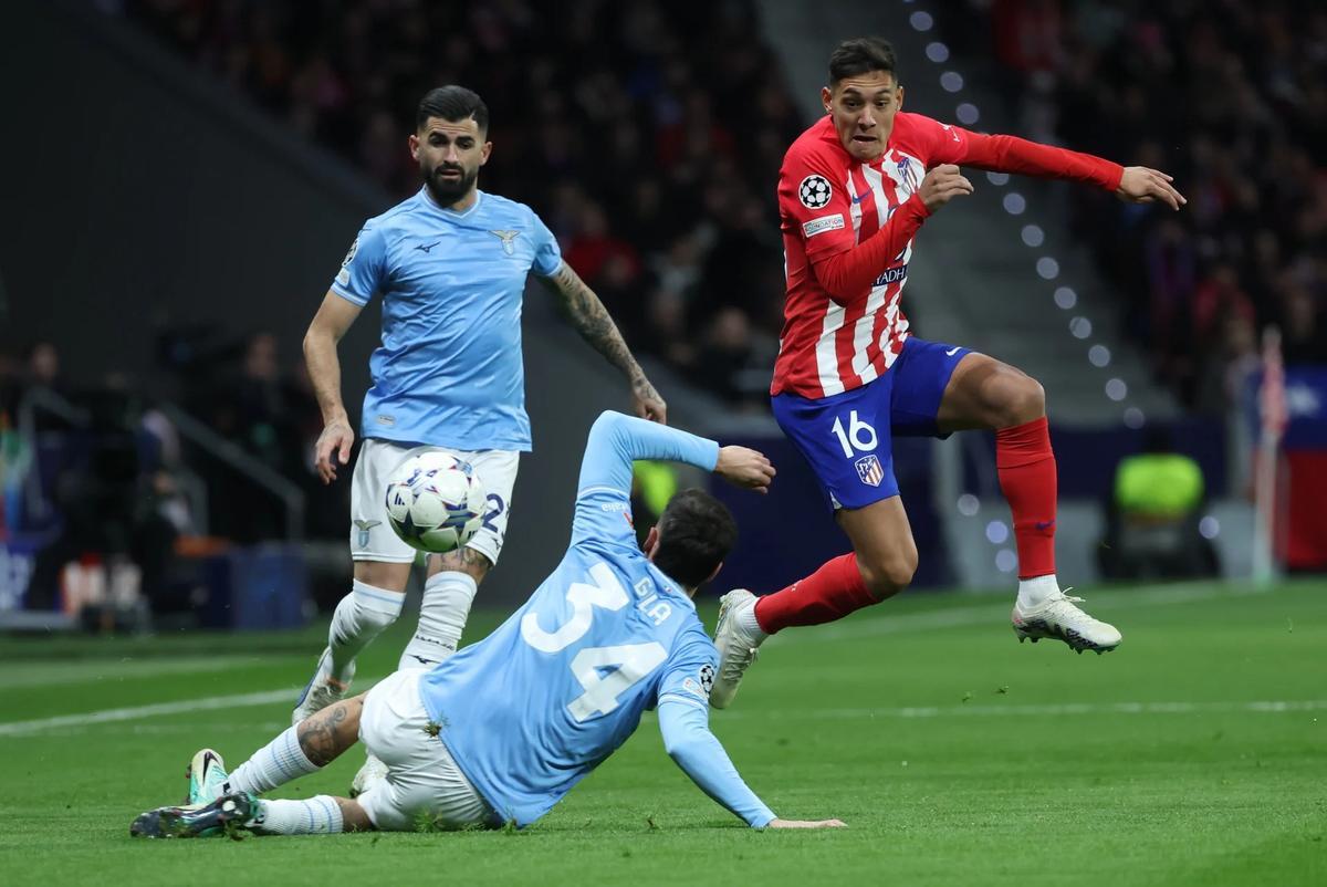 Mario Gila en un partido de la Lazi contra el Atlético de Madrid