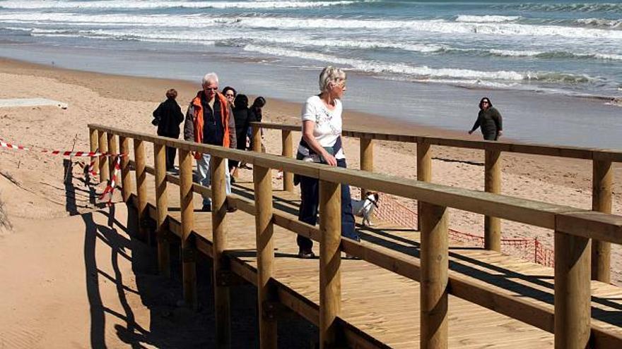 Pasarela que llega a la playa de El Rebollo