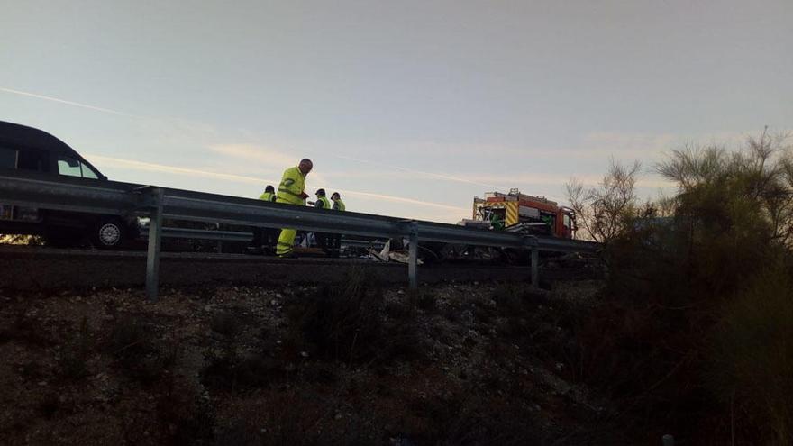 Los servicios de emergencia, en el lugar del accidente.