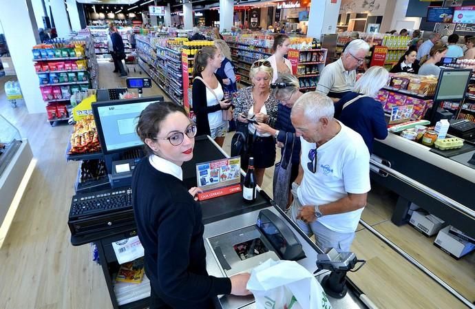 31/01/2019 PUERTO RICO, MOGÁN. Ambiente el primer día de actividad en el centro comercial 'The Market Puerto Rico'. SANTI BLANCO