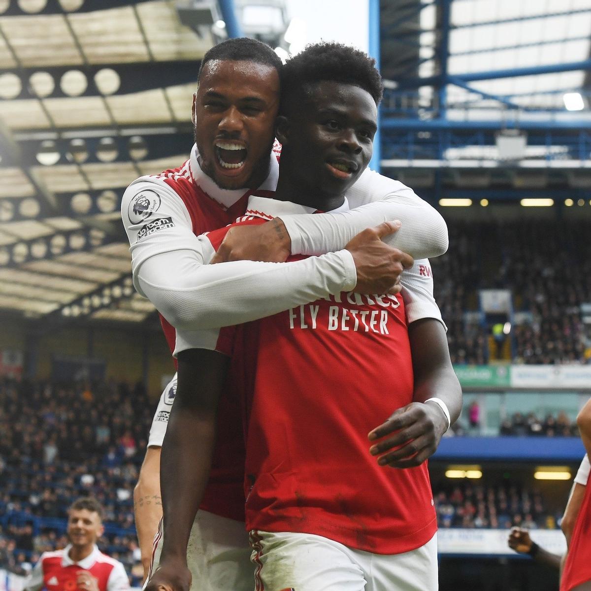Gabriel y Saka celebran un gol en Stamford Bridge