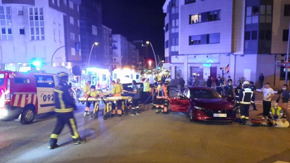 Aparatoso accidente entre dos coches en Gijón