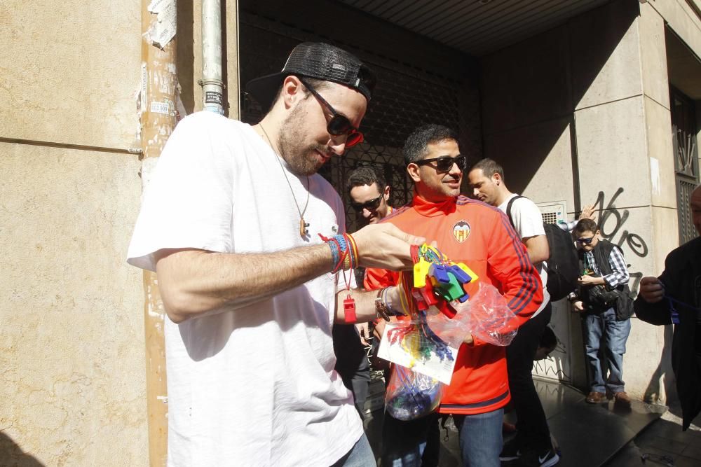 Pitos y cervezas antes del Valencia - Sporting