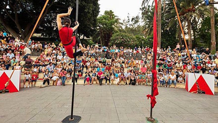 Uno de los trapecistas del Petit Circus durante una exhibición ante el público en el anfiteatro del Parque Doramas.