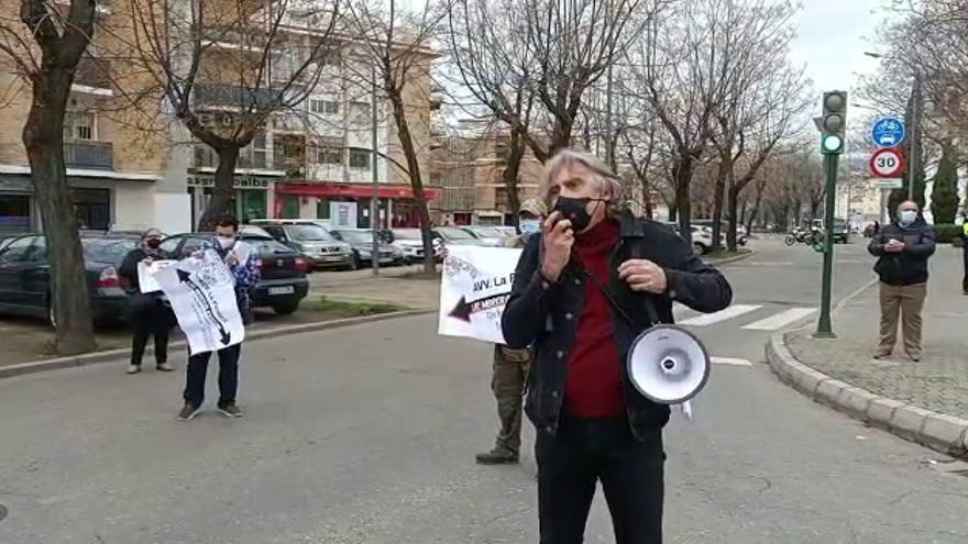 Cortan la carretera de Trassierra para protestar por el "abandono" de Las Moreras