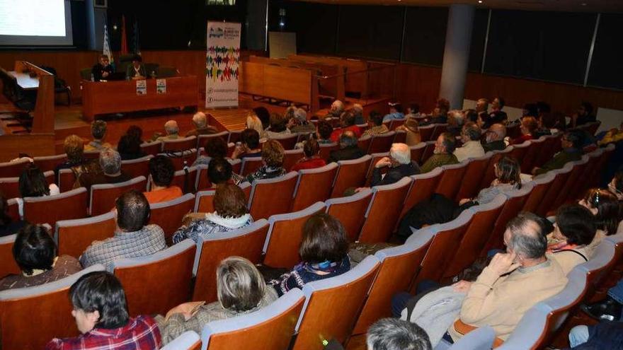 La charla coloquio se celebró ayer por la tarde en el salón de sesiones de Cangas. // G.Núñez