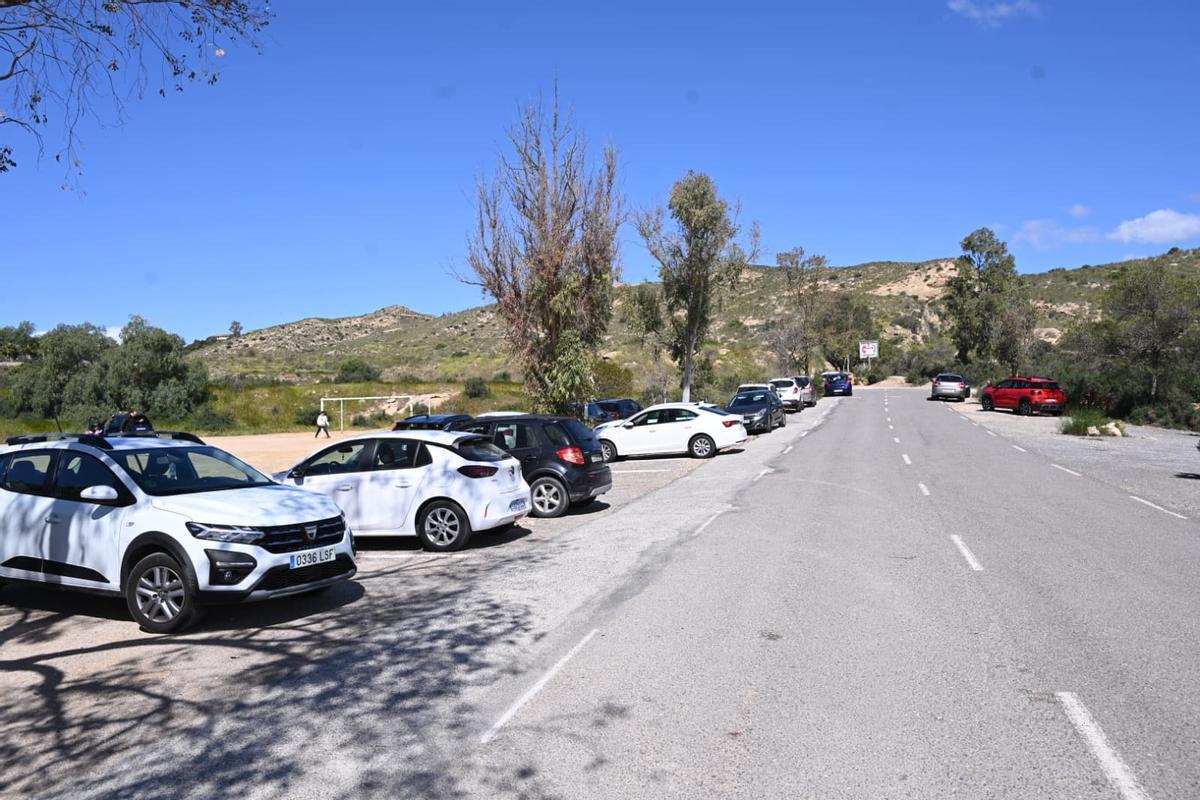 Familias celebran la mona en el Pantano de Elche y demandan mejoras en el paraje