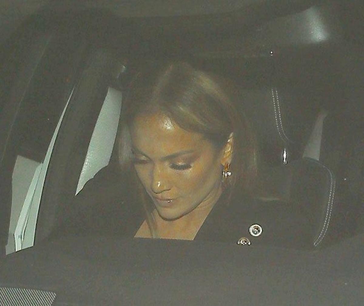 Jennifer Lopez cabizbaja en el asiento del copiloto