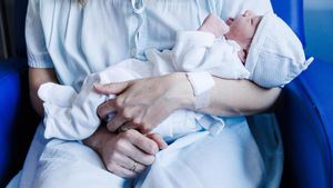 Una madre sostiene a su hijo recién nacido.