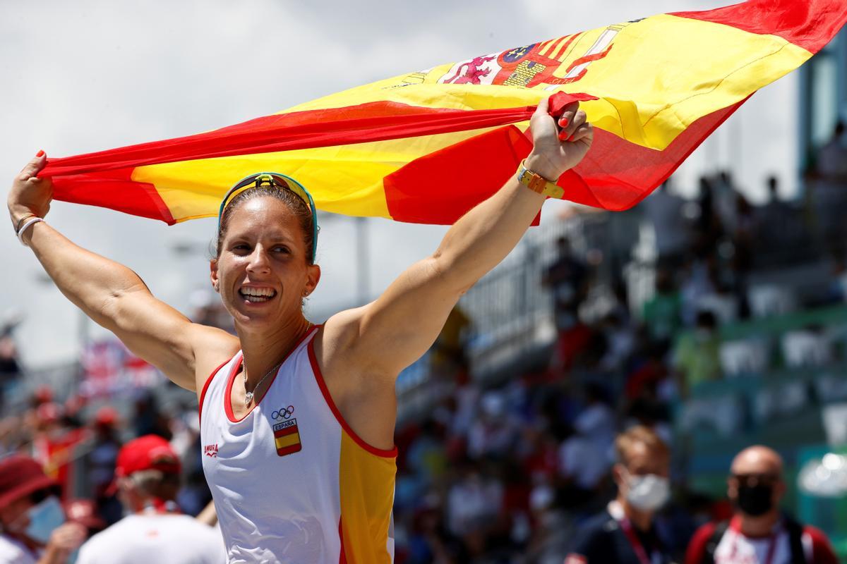 Teresa Portela ondea la bandera de España tras ganar medalla de plata en los 200m kayak individual femenino por el piragüismo en esprint de los Juegos Olímpicos 2020.