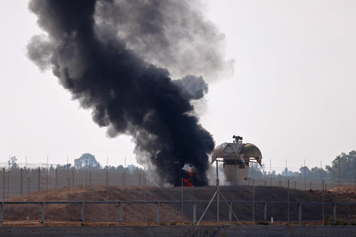 Imagen tomada desde la ciudad de Khan Yunis, en la Franja de Gaza, en la que se observa humo cerca de una torre de observación israelí.
