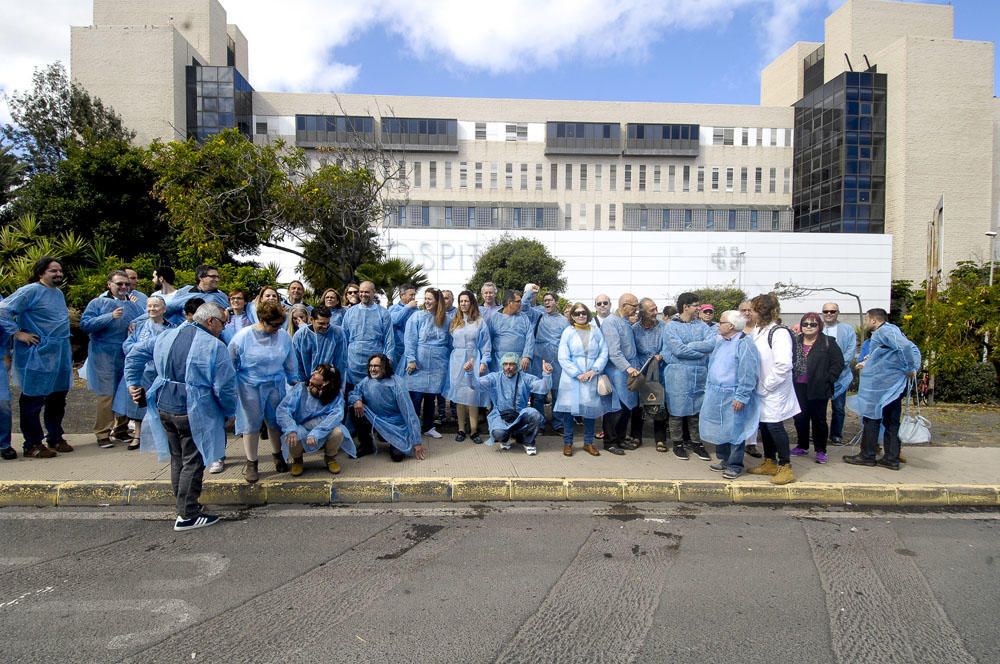 Concentración frente al Hospital Doctor Negrín en defensa de la sanidad pública