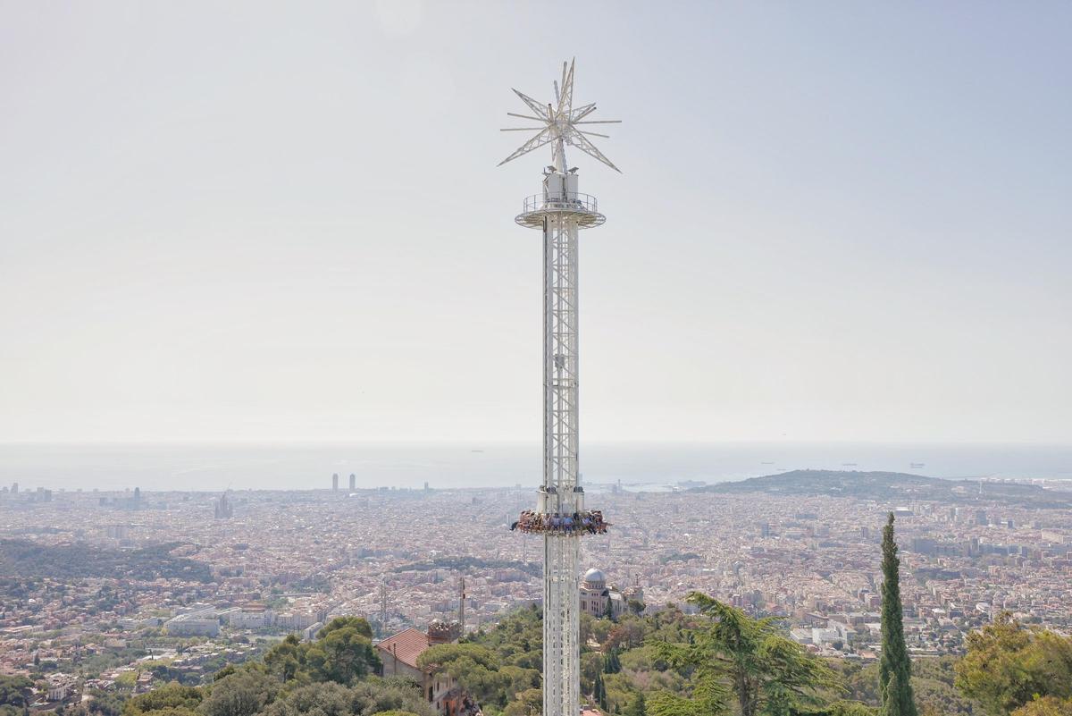 Merlí, la nueva atracción de caída libre del Tibidabo, en Barcelona.