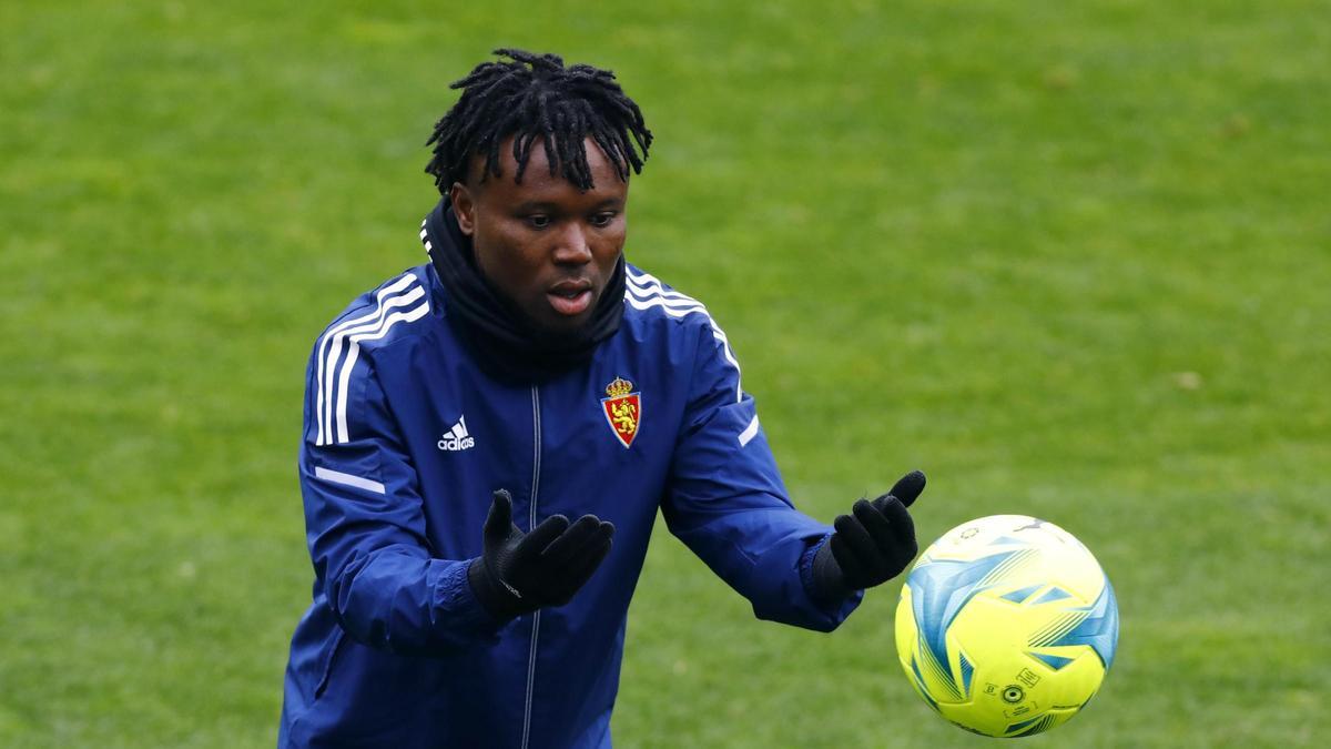 James lanza un balón en un entrenamiento del Zaragoza en esta temporada.