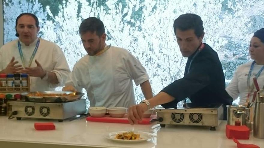 Los hosteleros presentan en Fitur una nueva guía con 15 recetas de cocineros de Alicante, Valencia y Castellón con estrella Michelín