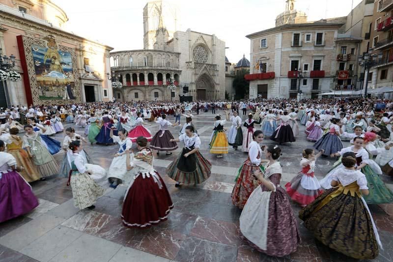 Dansà infantil en la plaza de la Virgen