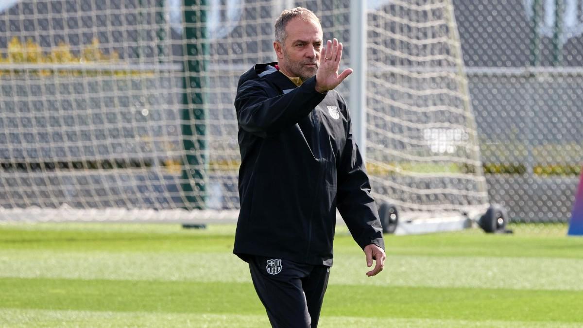 Hansi Flick durante el último entrenamiento antes de recibir a la Real Sociedad