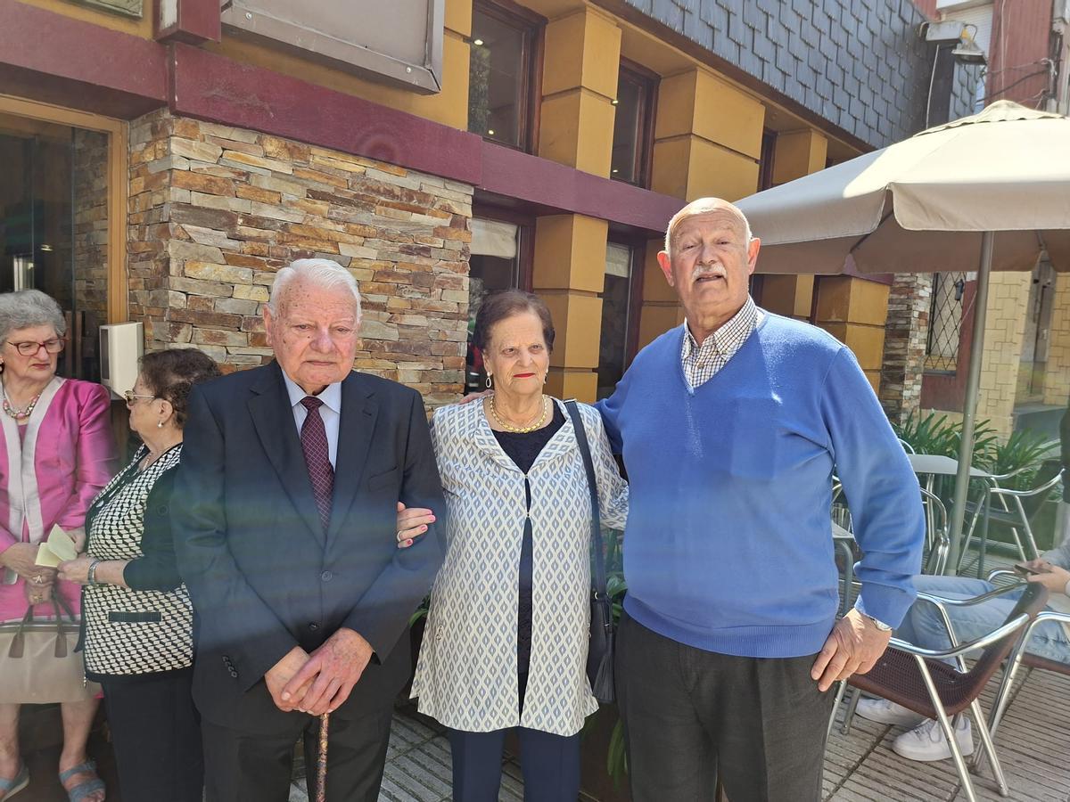 Los homenajeados posan con Pancho.