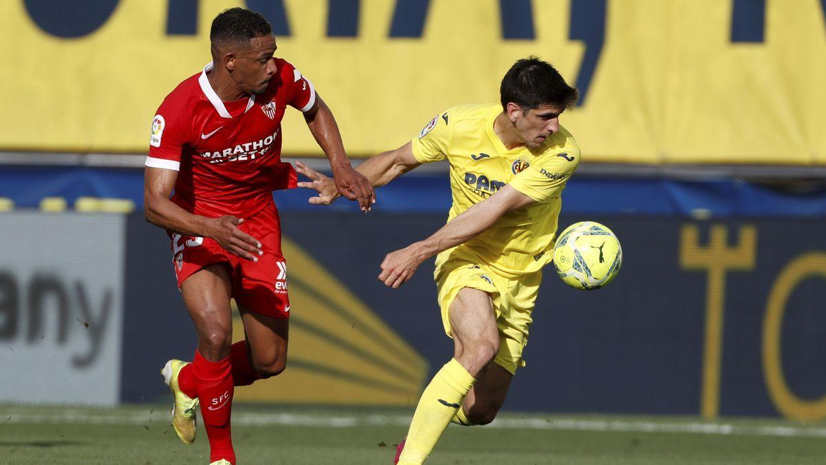 Gerard Moreno (d) regatea a Fernando en el último encuentro entre Sevilla y Villarreal.