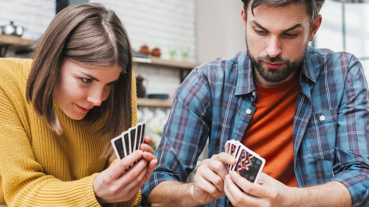 Así es el juego de cartas para disfrutar en parejas que se ha hecho viral en TikTok