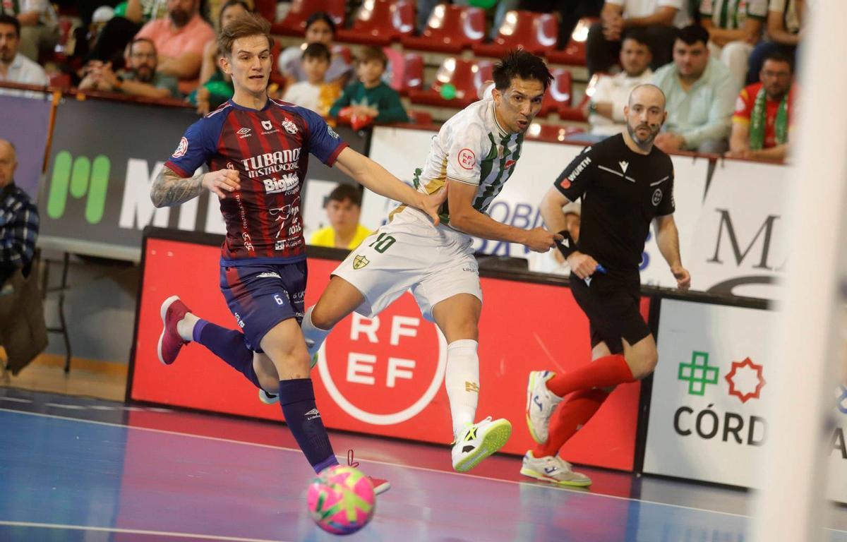 Arnaldo Báez, en el centro, en un partido del Córdoba Futsal.