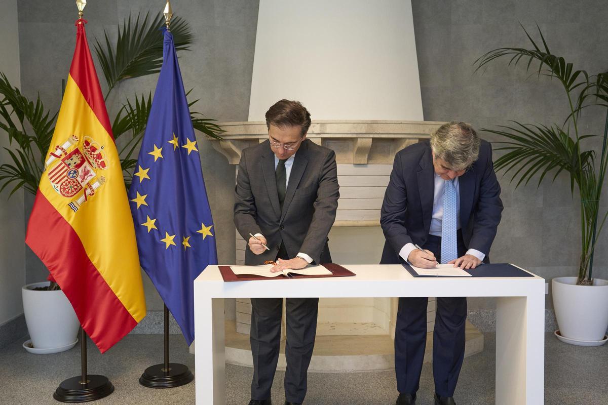 Firma del acuerdo por parte de Albares y Coronas.