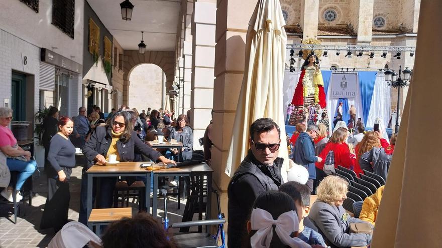 Una terraza de la plaza Major, con la imagen de la Mare de Déu al fondo.
