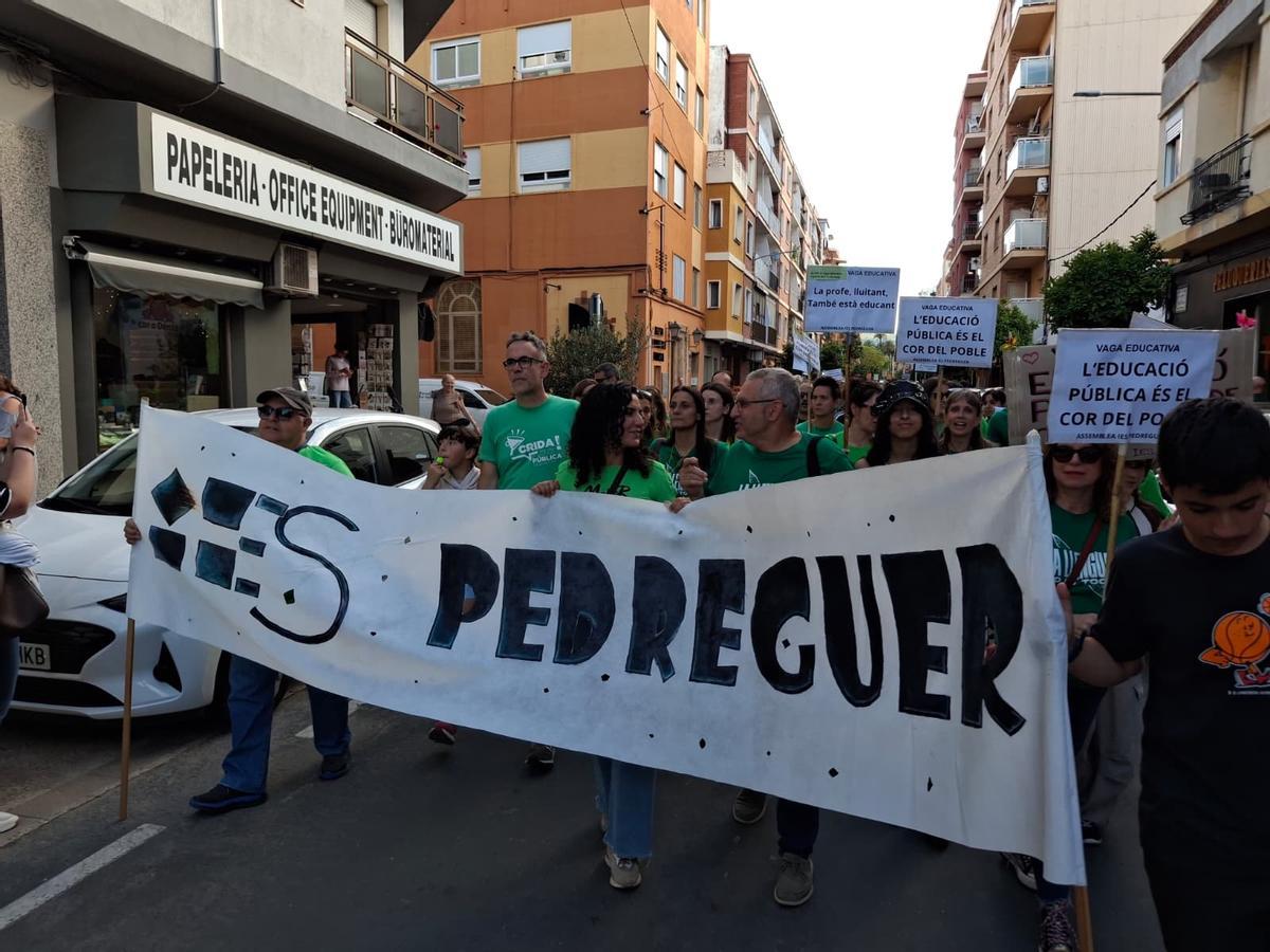 Las imágenes de la multitudinaria e histórica manifestación de los docentes y familias en Dénia