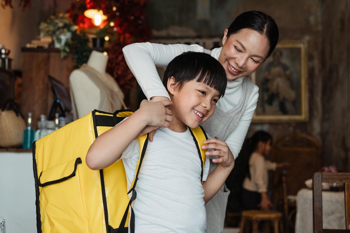 La mochila cargada sobre los hombros del niños suele ser muy polémico