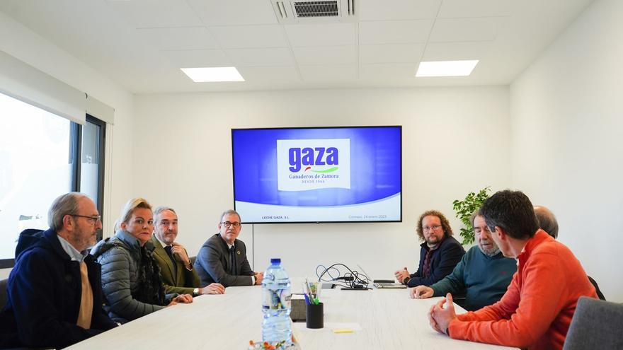El consejero de Industria se reúne con los responsables de Leche Gaza en Coreses