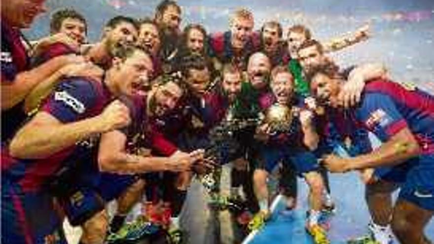 La plantilla barcelonista amb el trofeu de campions ahir a Colònia.