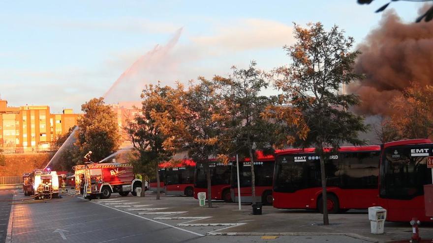 Incendio en València: el fuego devora al menos una docena de autobuses de la EMT