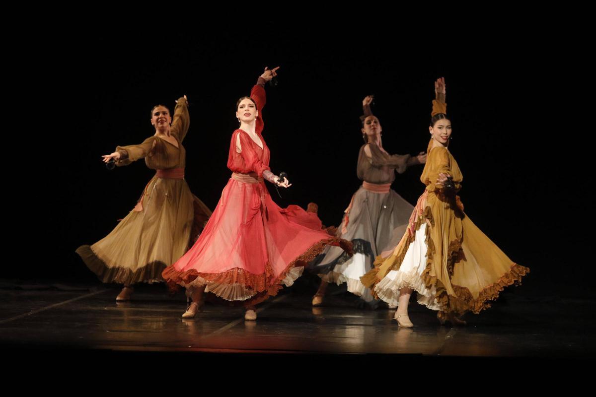 Una actuación de la compañía de danza "Larreal" en el Palacio Valdés.