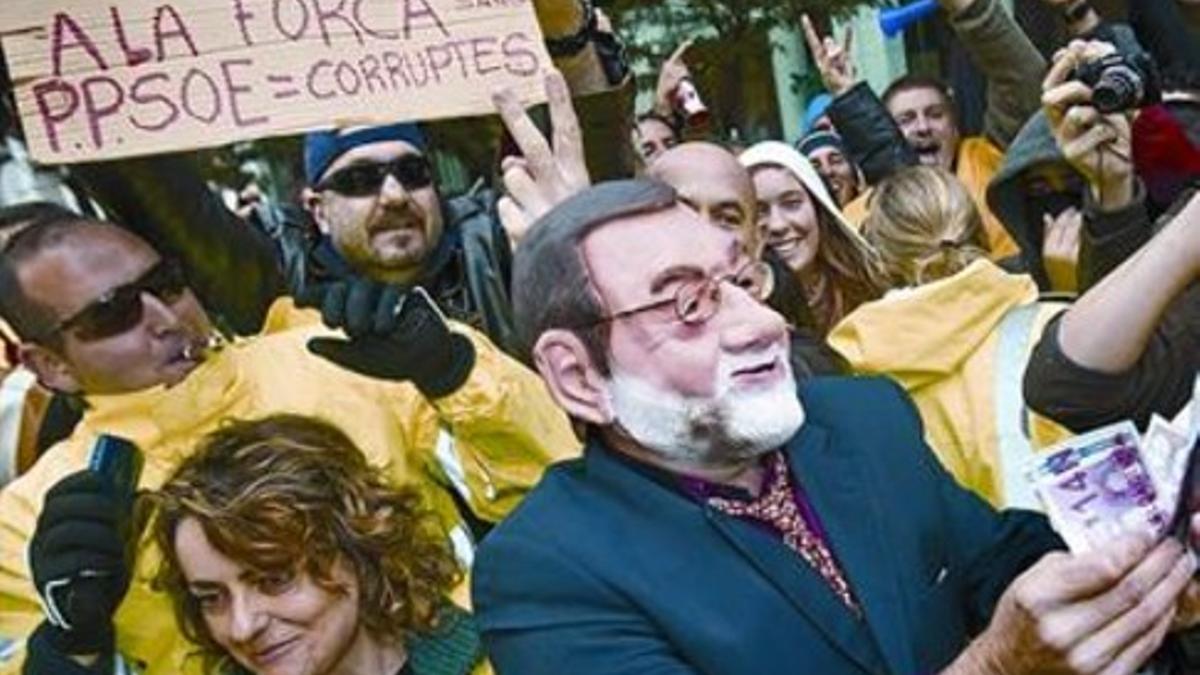 Protesta en Valencia, ayer, ante el congreso de directivos de la APD, al que asistió Rajoy.