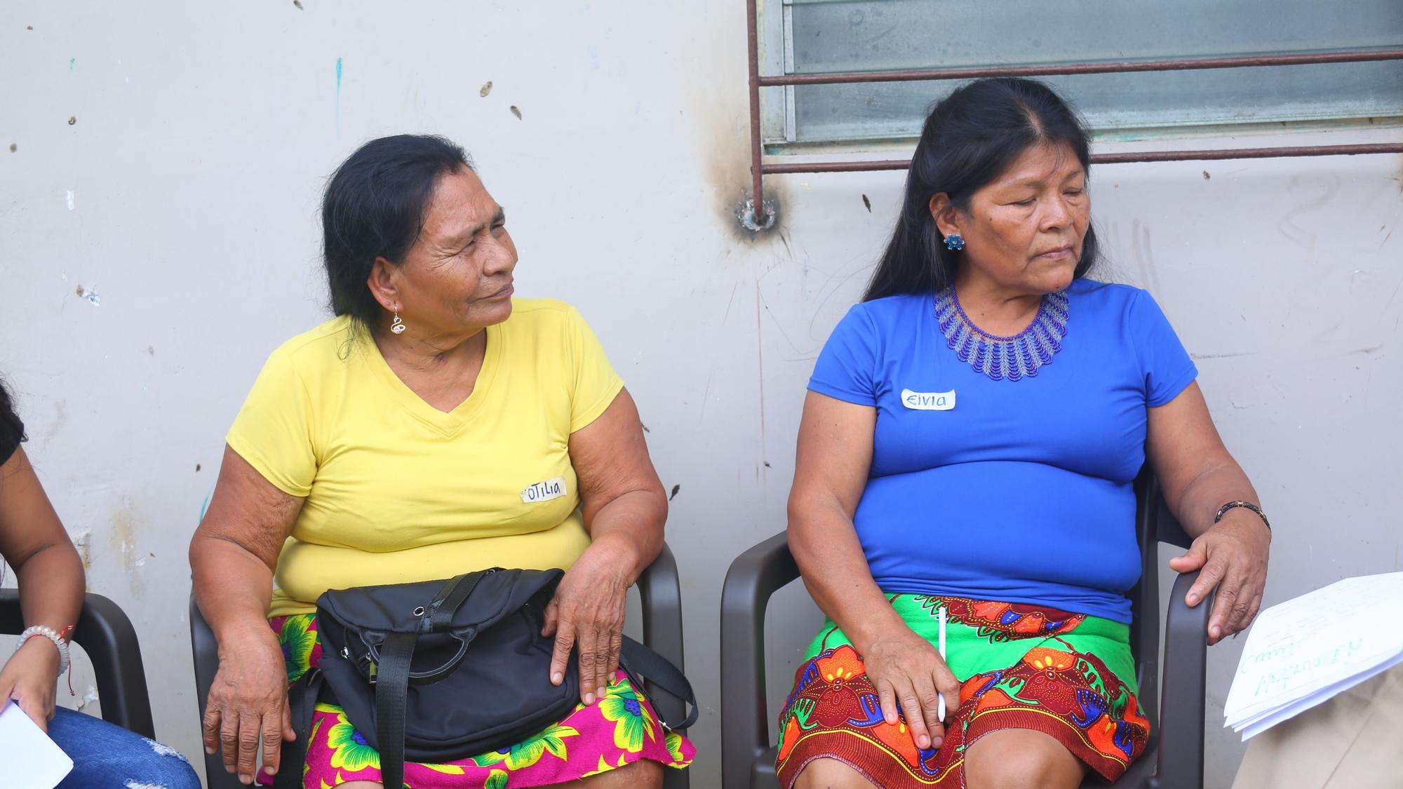 Elvia y Otilia son dos de las mujeres indígenas Wounaan que participan en el proyecto Comarca.