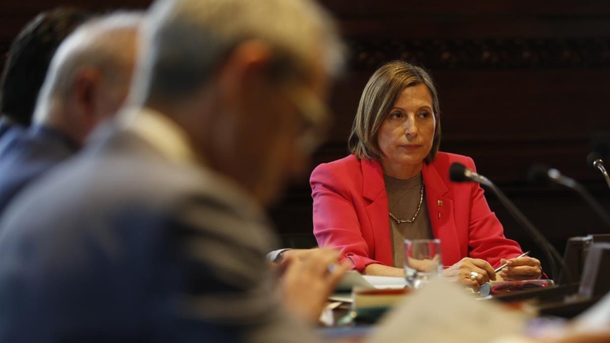 La presidenta del Parlament, Carme Forcadell, de nuevo ha reunido a la Mesa.