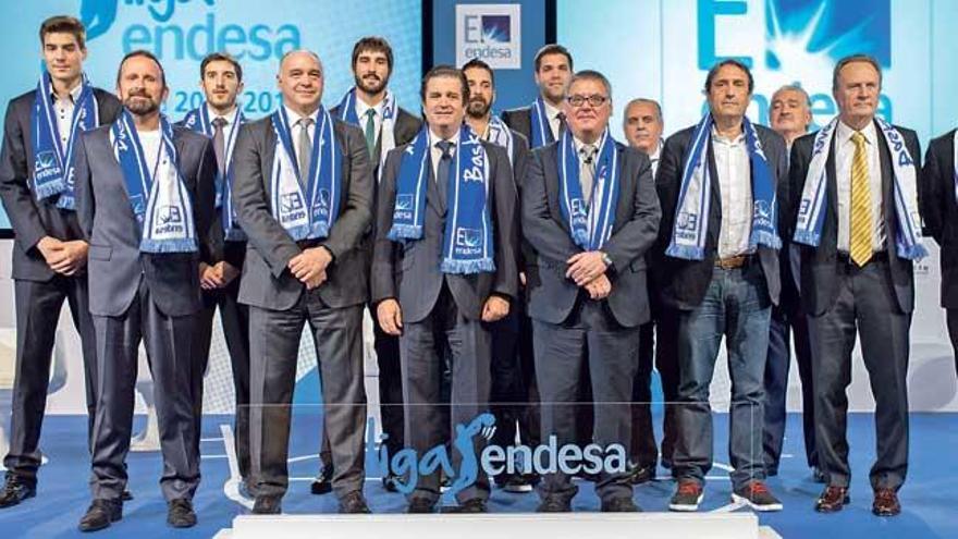 El presidente de Endesa, Borja Prado, y el de la ACB, Francisco Roca, en el centro de la imagen, ayer en la presentación de la Liga Endesa 15-16, rodeados de jugadores y técnicos .